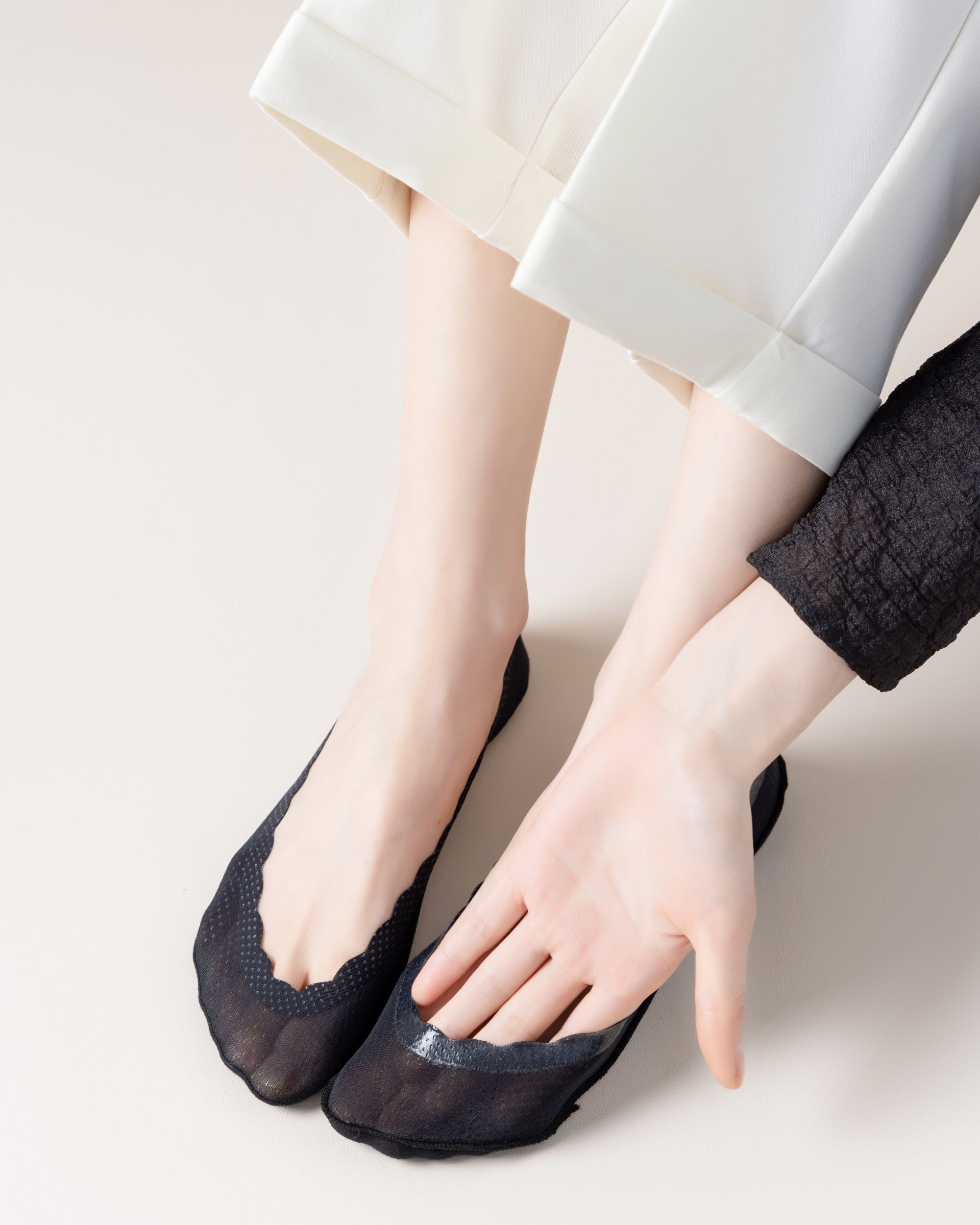 Breathable Mesh Scalloped No Show Liner Socks Main image