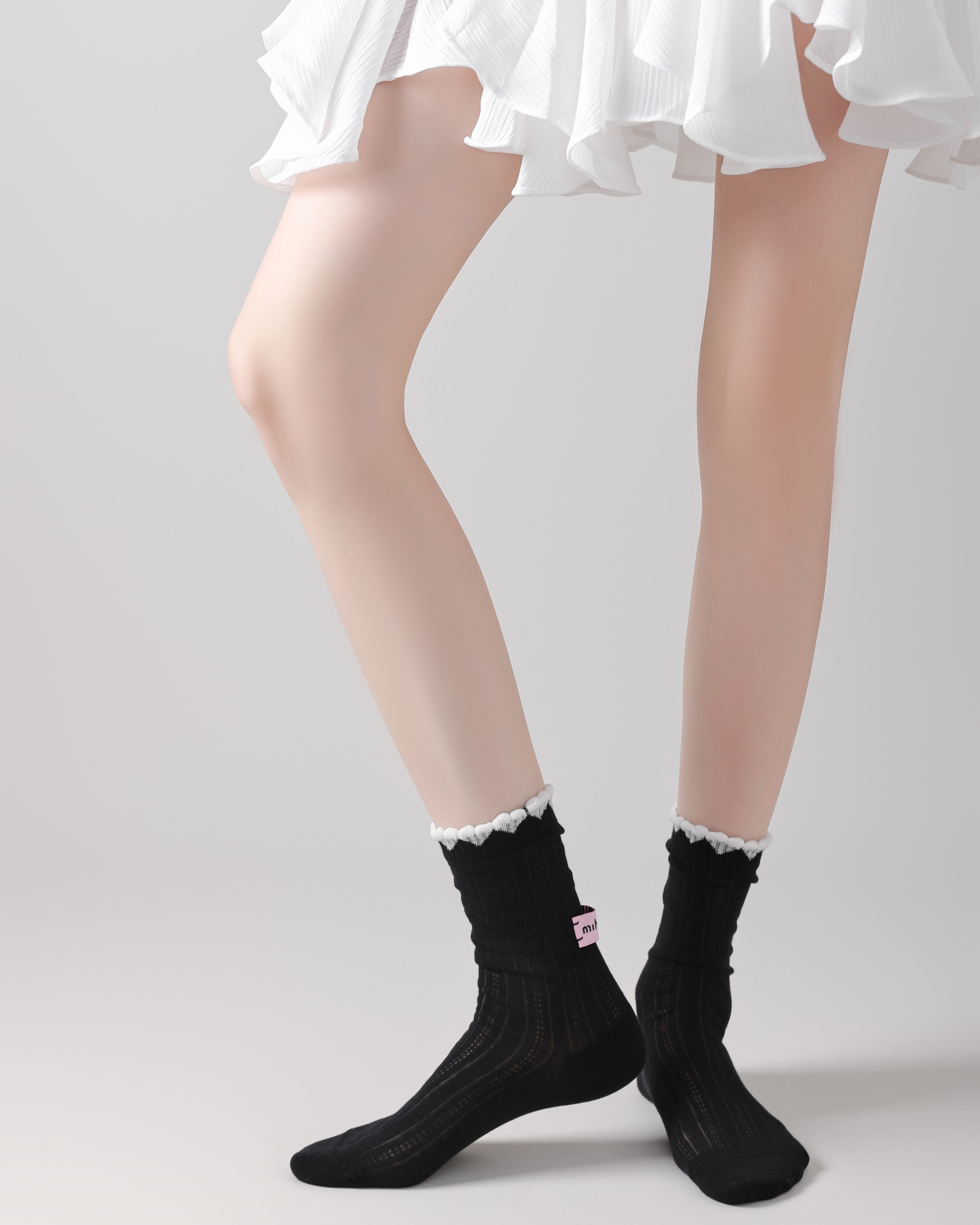 Women Crew Socks Ruffle Cuff Heel Label Chic Comfortable