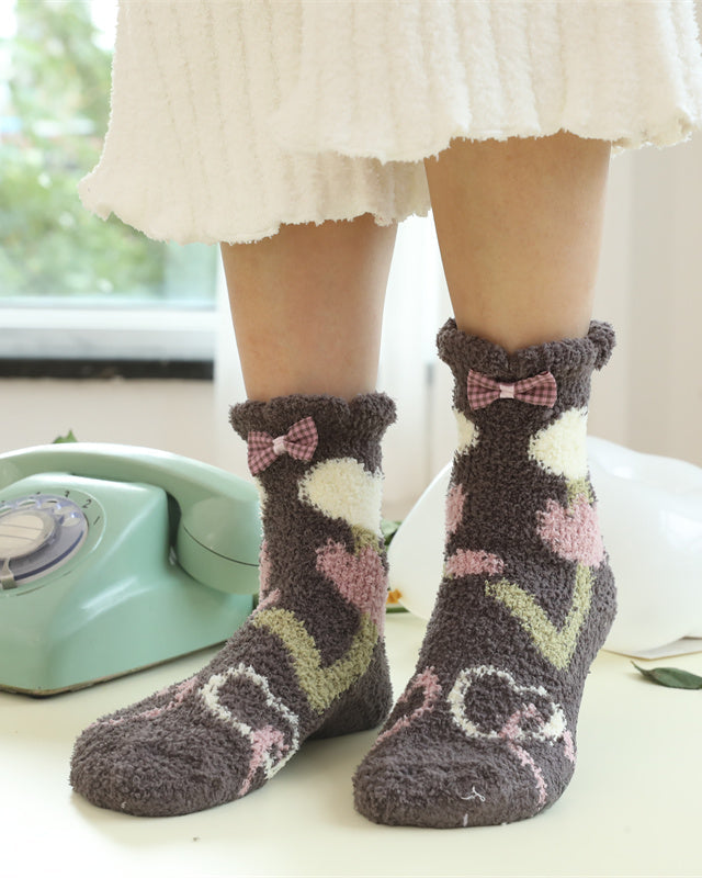 Sweetnanaによる女性用の快適なクルーソックス - プレイフルフラワーズシリーズ 超柔らかく滑り止め付きのふわふわ冬用ストッキング - 厚手のラウンジウェアソックス