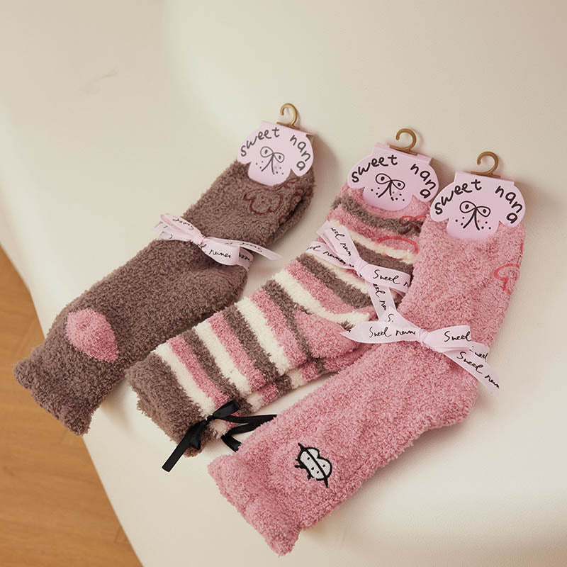禮品盒套裝 Sweetnana 3件裝女性舒適圓領襪 - 毛絨襪拖鞋蓬鬆絨毛溫暖冬季睡衣休閒襪柔軟襪子。