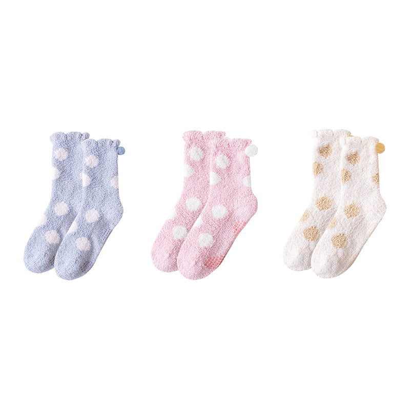 Sweetnana 3パック ポルカドットシリーズ コージークルーソックス レディース用、厚手の滑り止め付きスリッパソックス、冬の暖かさと快適なラウンジウェアに最適
