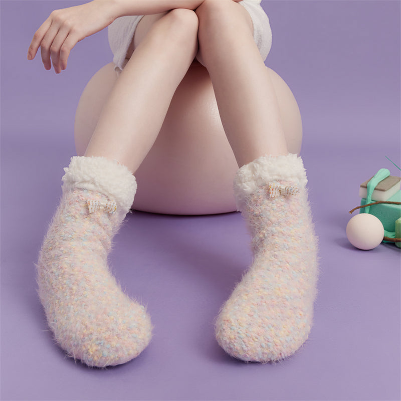 Sweetnana レディース コージー クルー スリッパ ソックス、かわいいカラフルな滑り止め付きふわふわソックス、超ソフトで厚手のルームウェアソックス、冬の快適さと暖かさに最適