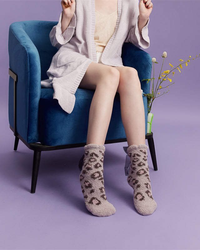 Sweetnana 여성용 아늑한 크루 양말, 두꺼운 겨울 스타킹, 귀여운 미끄럼 방지 슬리퍼 양말, 매우 부드러운, 레이스 레오파드 프린트 시리즈.