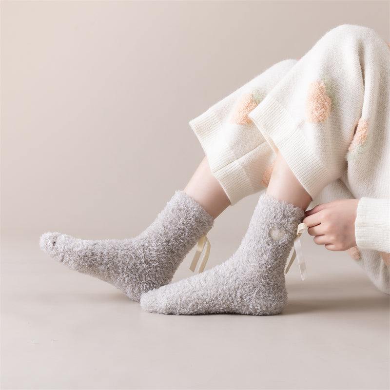 Sweetnana コージークルーソックス for Women – 暖かくふわふわの冬用ストッキング、かわいいリボンのディテールが特徴で、ラウンジウェアに最適