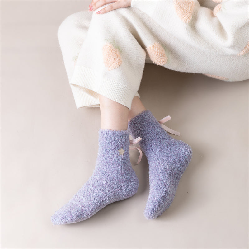 Sweetnana コージークルーソックス for Women – 暖かくふわふわの冬用ストッキング、かわいいリボンのディテールが特徴で、ラウンジウェアに最適