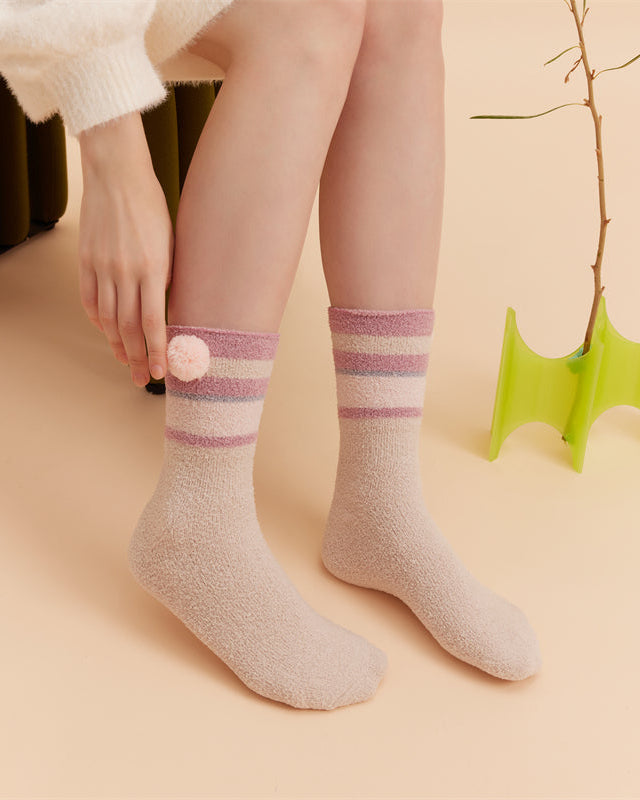 Sweetnana レディース コージー クルー ソックス – ストライプ スタイル、ふわふわで厚手の暖かいソックス、冬のストッキングや快適なラウンジウェアに最適。