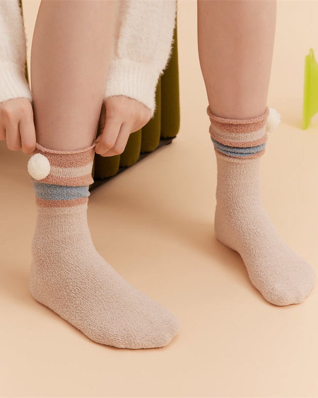 Sweetnana レディース コージー クルー ソックス – ストライプ スタイル、ふわふわで厚手の暖かいソックス、冬のストッキングや快適なラウンジウェアに最適。