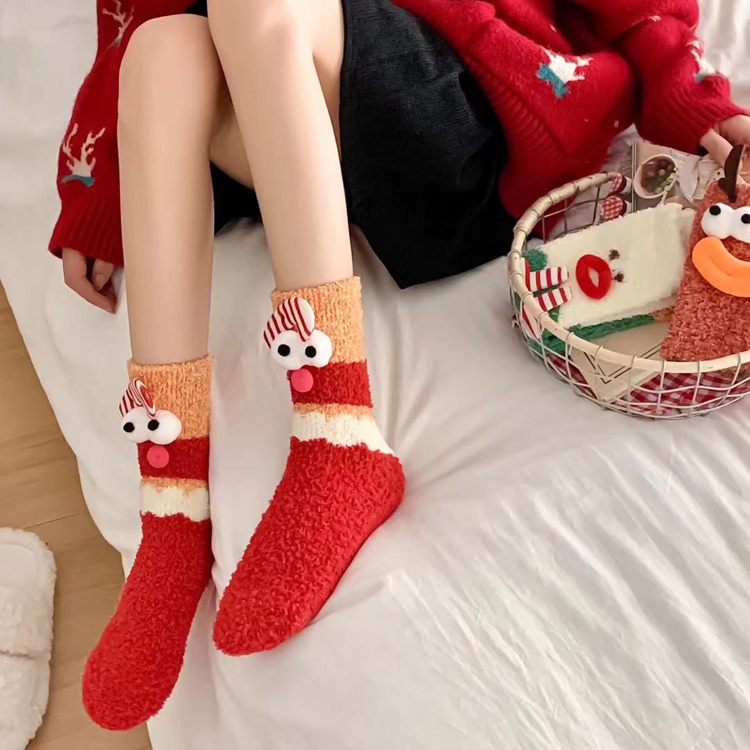 Sweetnana 여성용 아늑한 크리스마스 튜브 크루 양말, 매우 부드러운 보송보송한 겨울 스타킹, 두꺼운 미끄럼 방지 슬리퍼 양말, 휴일의 편안함에 완벽