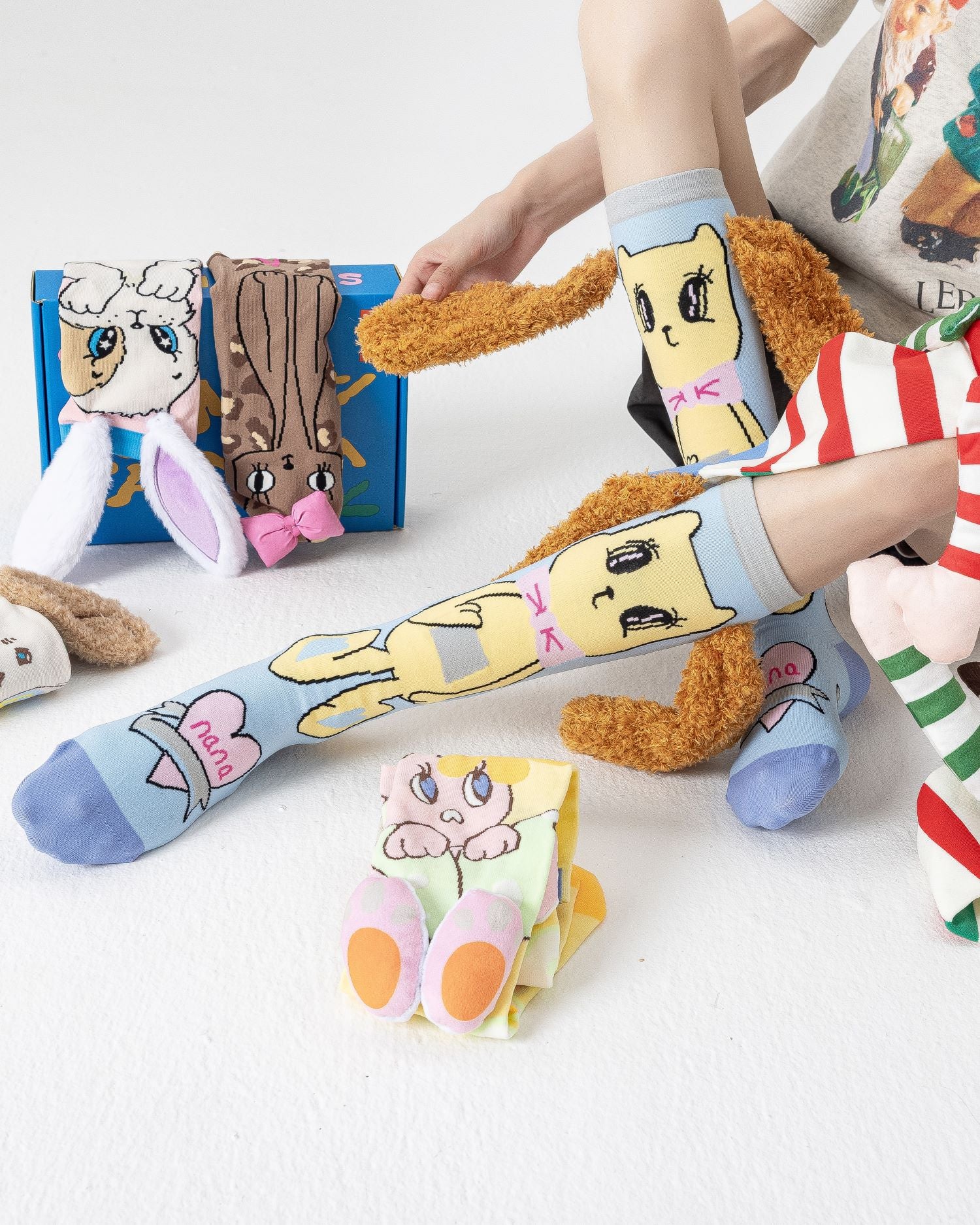 パーティー向け 派手な子犬デザイン ニーハイソックス 3Dふわふわ大きな耳付き かわいい犬で遊び心満載