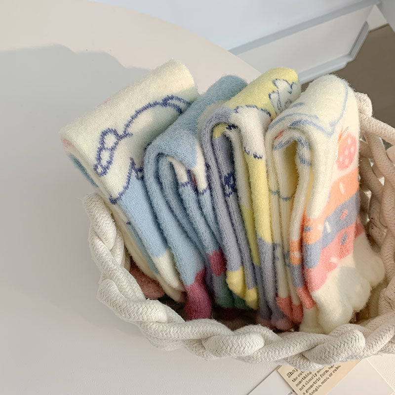 Sweetnana レディース コージークルーソックス - サンリオシリーズ カートゥーンキュートソックス、ソフトで暖かいチューブソックス、冬用厚手ストッキング。
