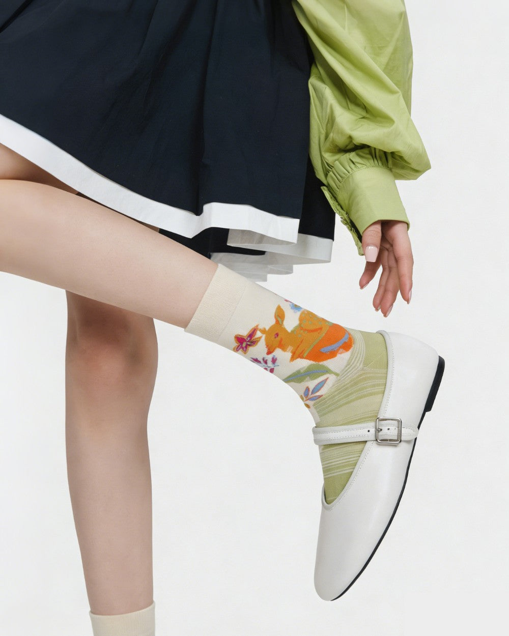 Womens Crew Socks Vintage Floral Plant Retro Pattern Artistic Socks Secondary image