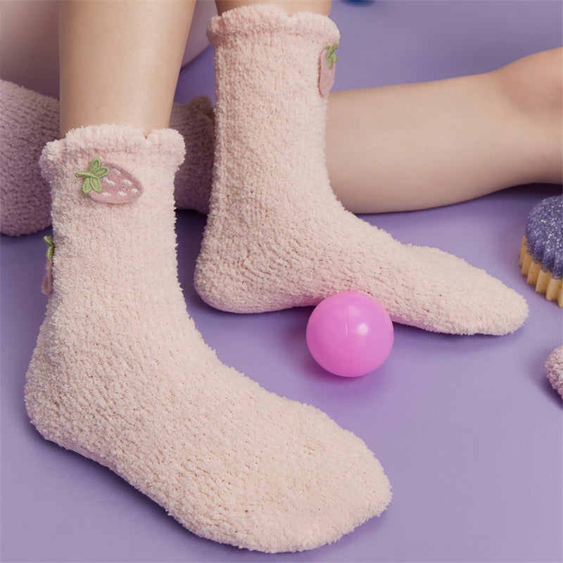Sweetnana レディース コージー ファジー クルー ソックス、3パック ノンスリップ 厚手 冬用 ストッキング、快適さとスタイルのためのかわいくて柔らかいスリッパソックス